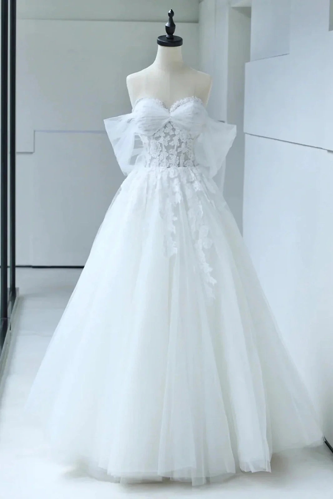 Off-Shoulder Sweetheart Tulle A-Line Appliques Wedding Dress