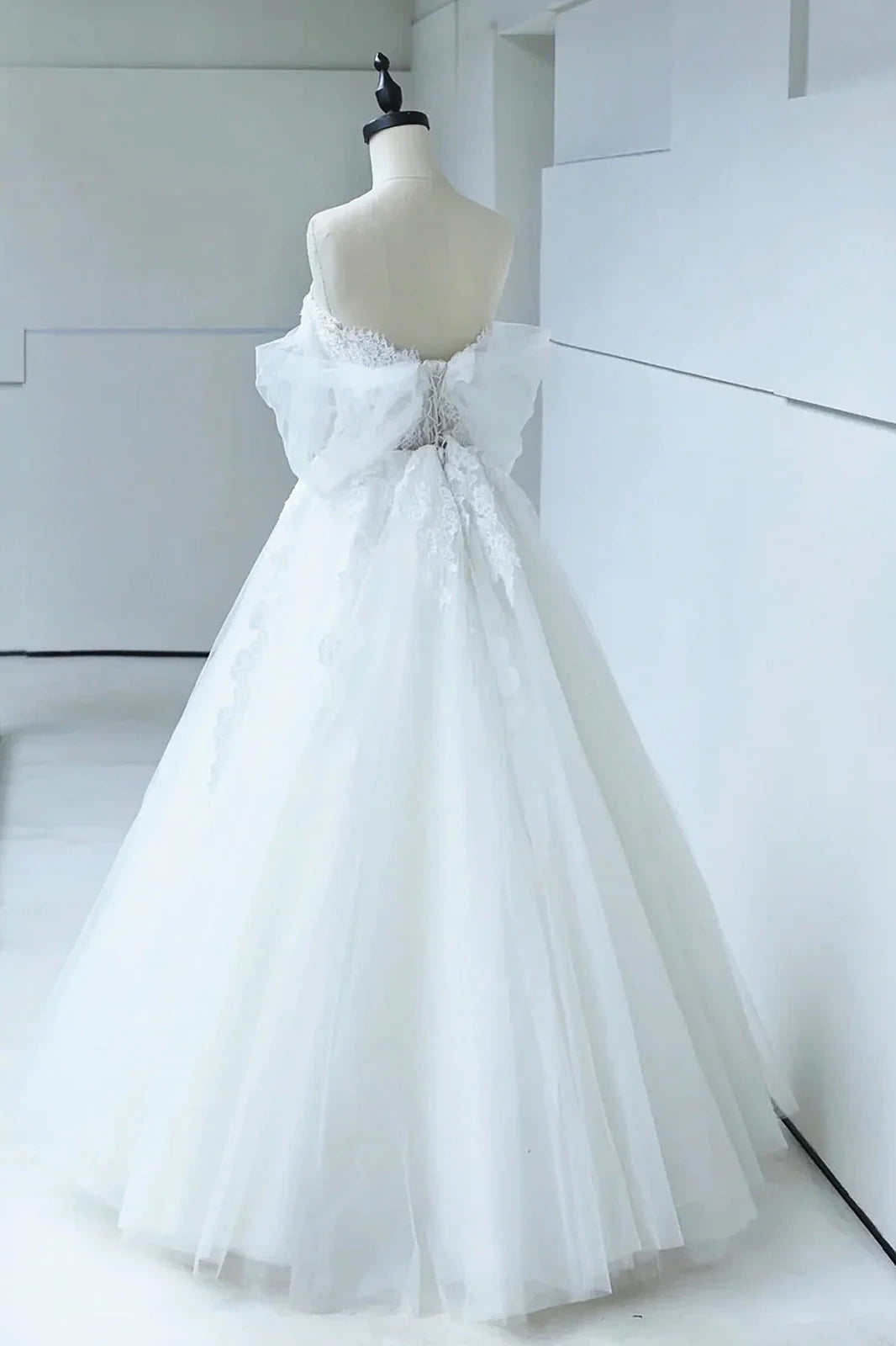Off-Shoulder Sweetheart Tulle A-Line Appliques Wedding Dress