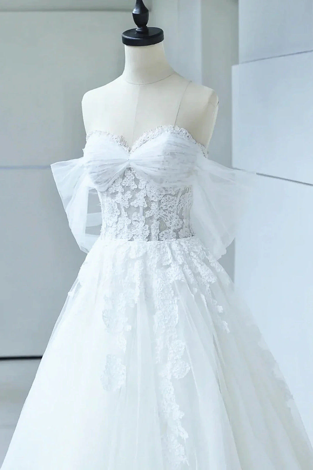 Off-Shoulder Sweetheart Tulle A-Line Appliques Wedding Dress