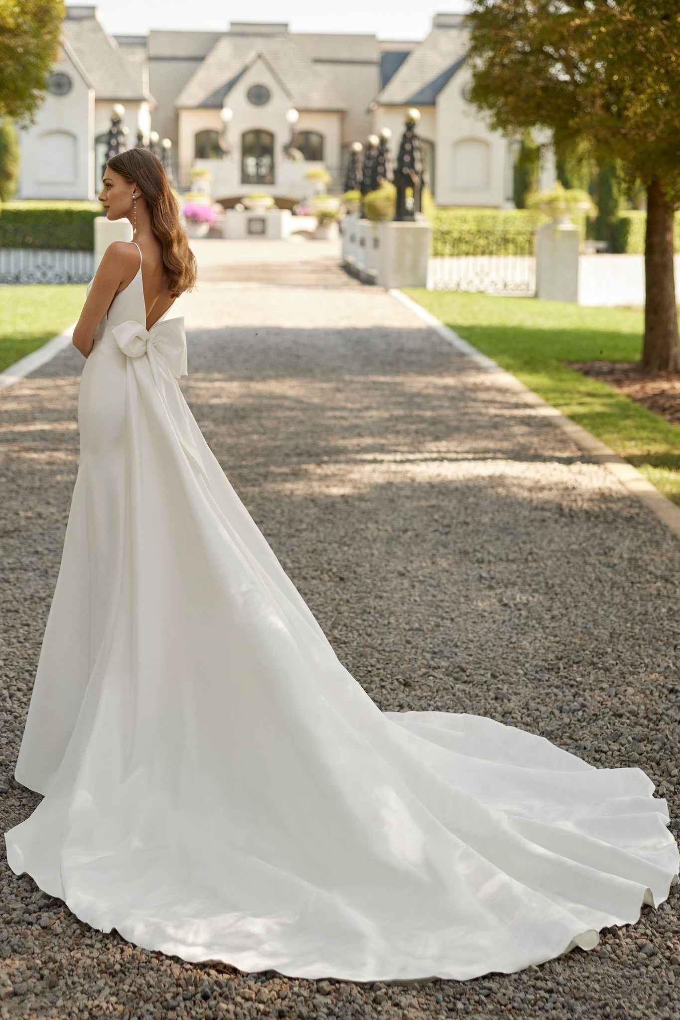 Sexy Satin Trumpet V-Neck Sleeveless With Train Wedding Dress