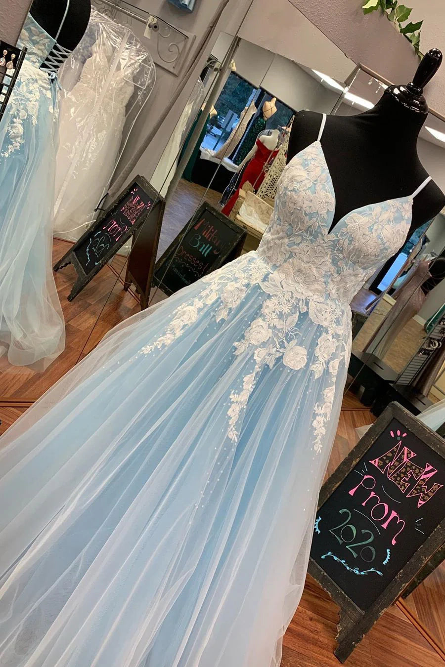 Tulle A-Line Spaghetti Straps Appliques Long Prom Dress