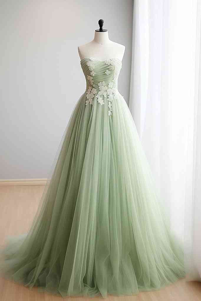 Chic Tulle A-Line Sweetheart Strapless Appliques Prom Dress