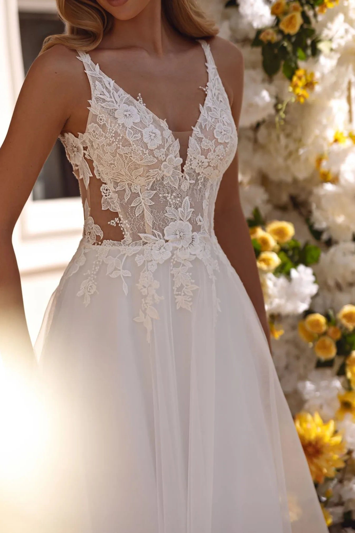 A-Line V-Neck Sleeveless Empire Lace Appliques Tulle Wedding Dress