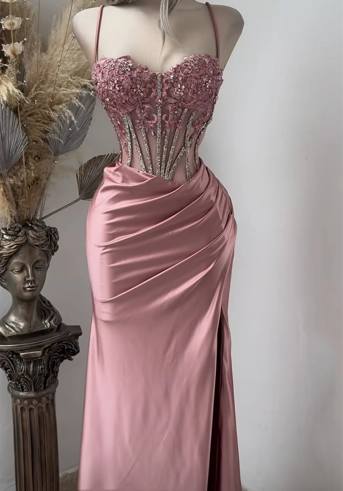Chic Satin Mermaid Sweetheart Sleeveless Lace Appliques Party Prom Dress