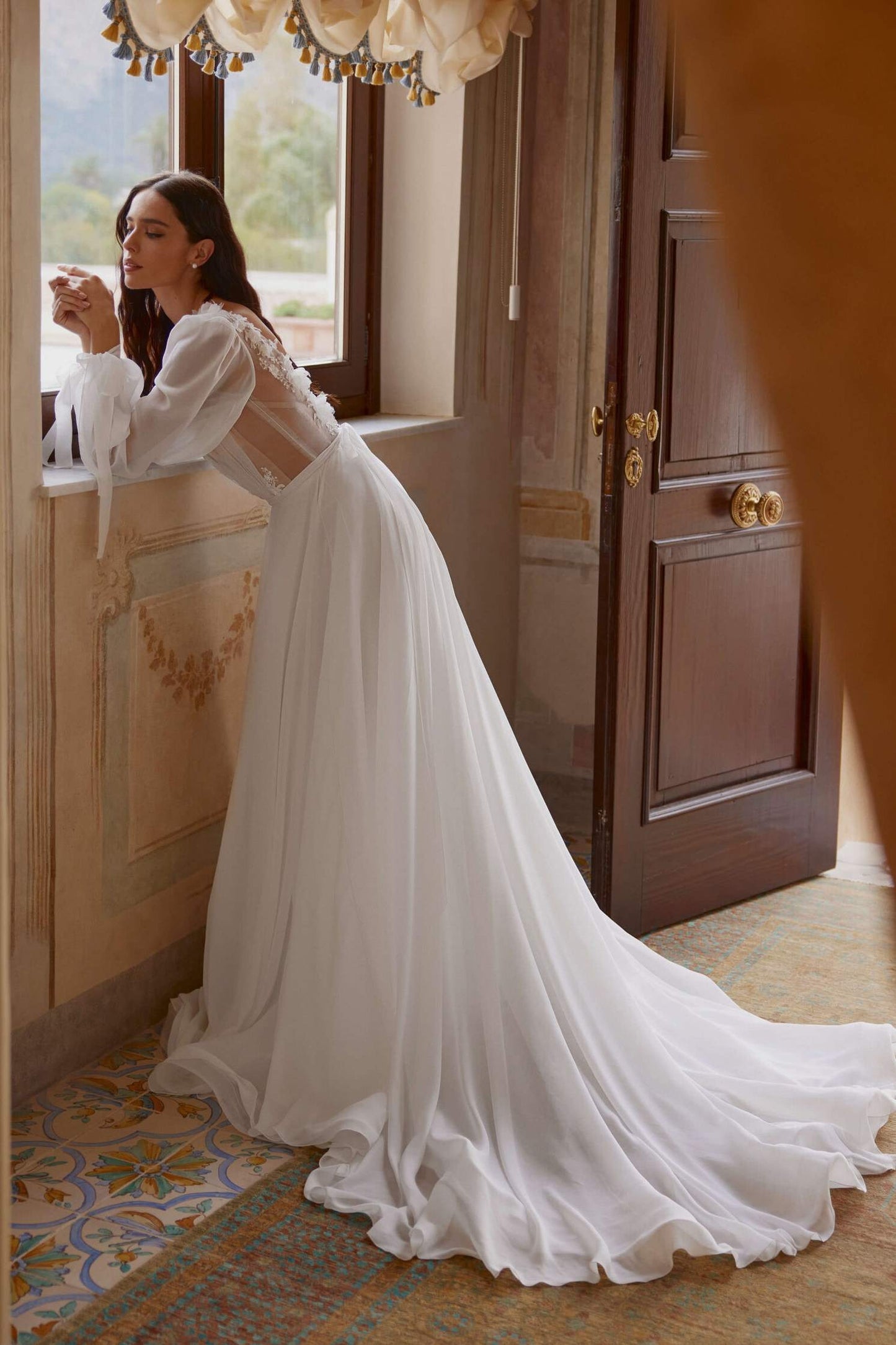 Chic Tulle A-Line V-Neck Long Sleeves Appliques Wedding Dress