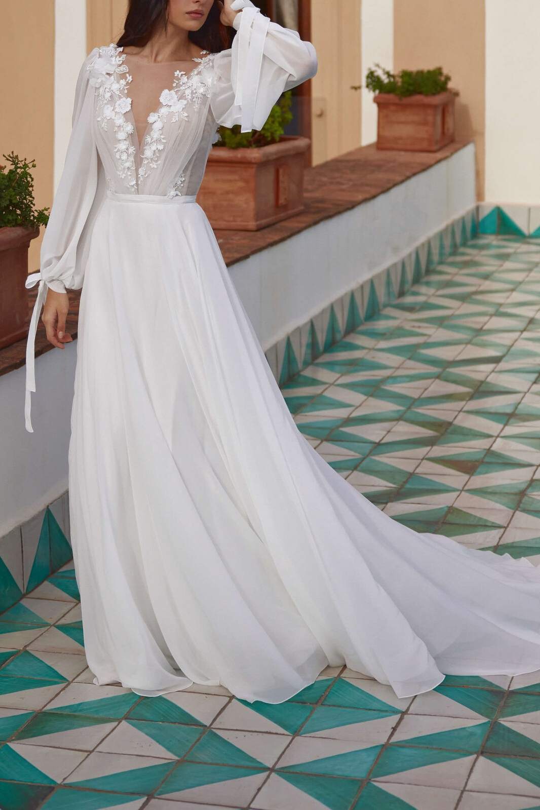 Chic Tulle A-Line V-Neck Long Sleeves Appliques Wedding Dress