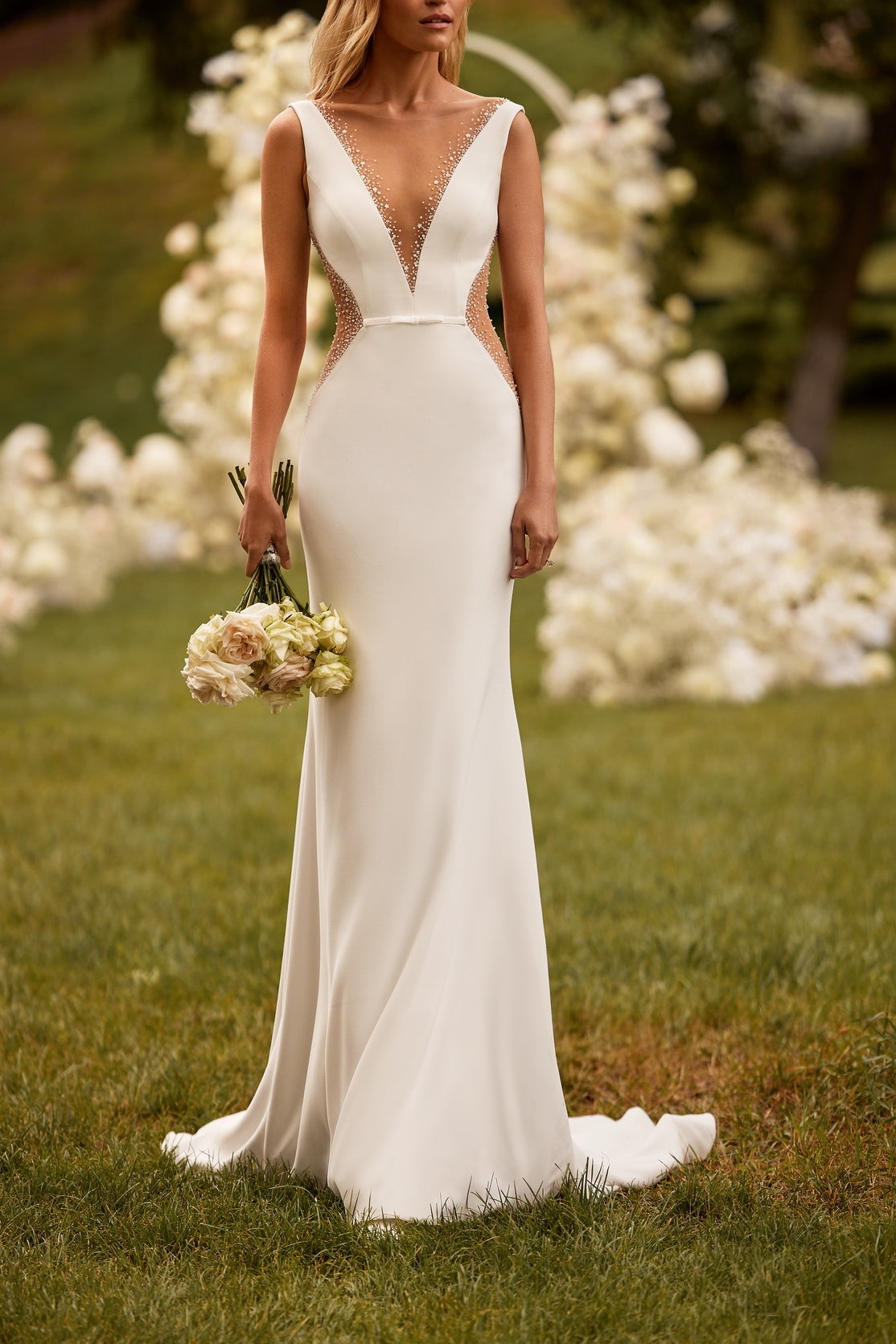 Sexy Satin Trumpet V-Neck Sleeveless Appliques Wedding Dress