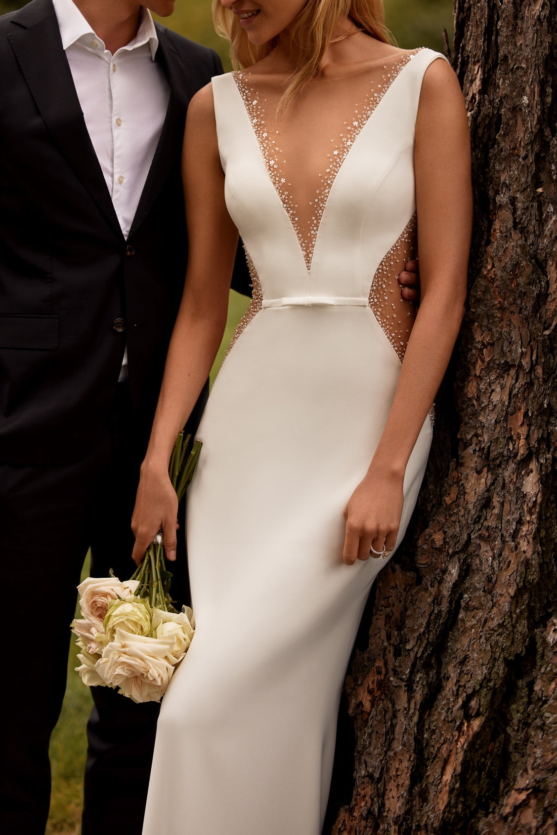 Sexy Satin Trumpet V-Neck Sleeveless Appliques Wedding Dress