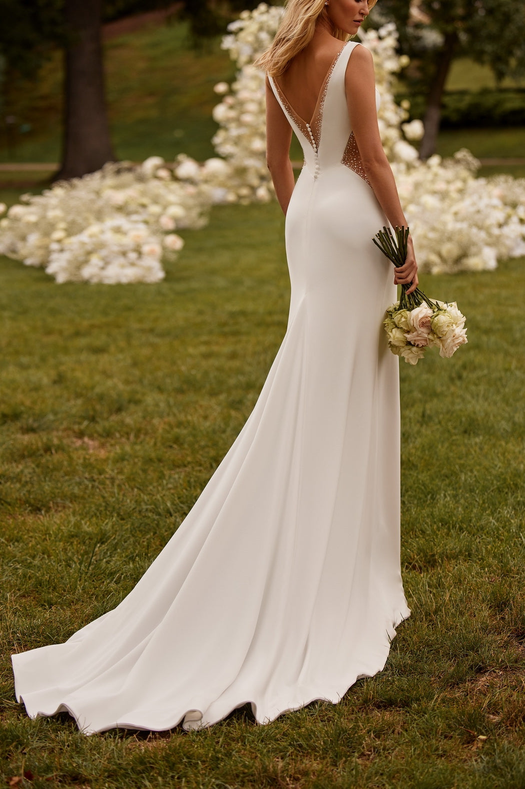 Sexy Satin Trumpet V-Neck Sleeveless Appliques Wedding Dress