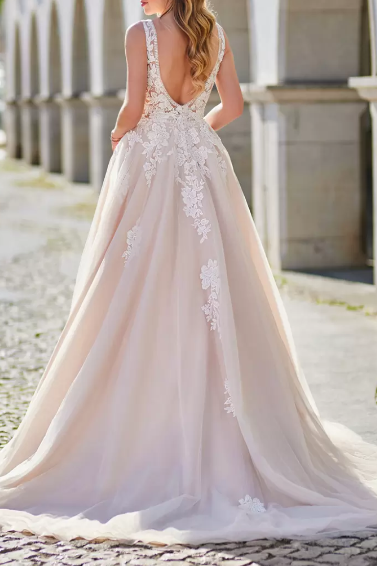 Tulle A-Line V-Neck Sleeveless Lace Appliques With Train Wedding Dress