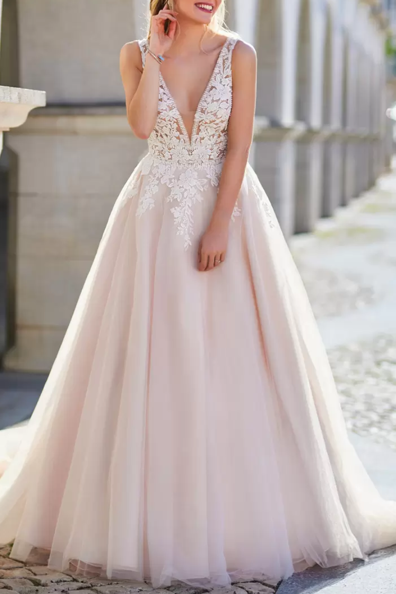 Tulle A-Line V-Neck Sleeveless Lace Appliques With Train Wedding Dress