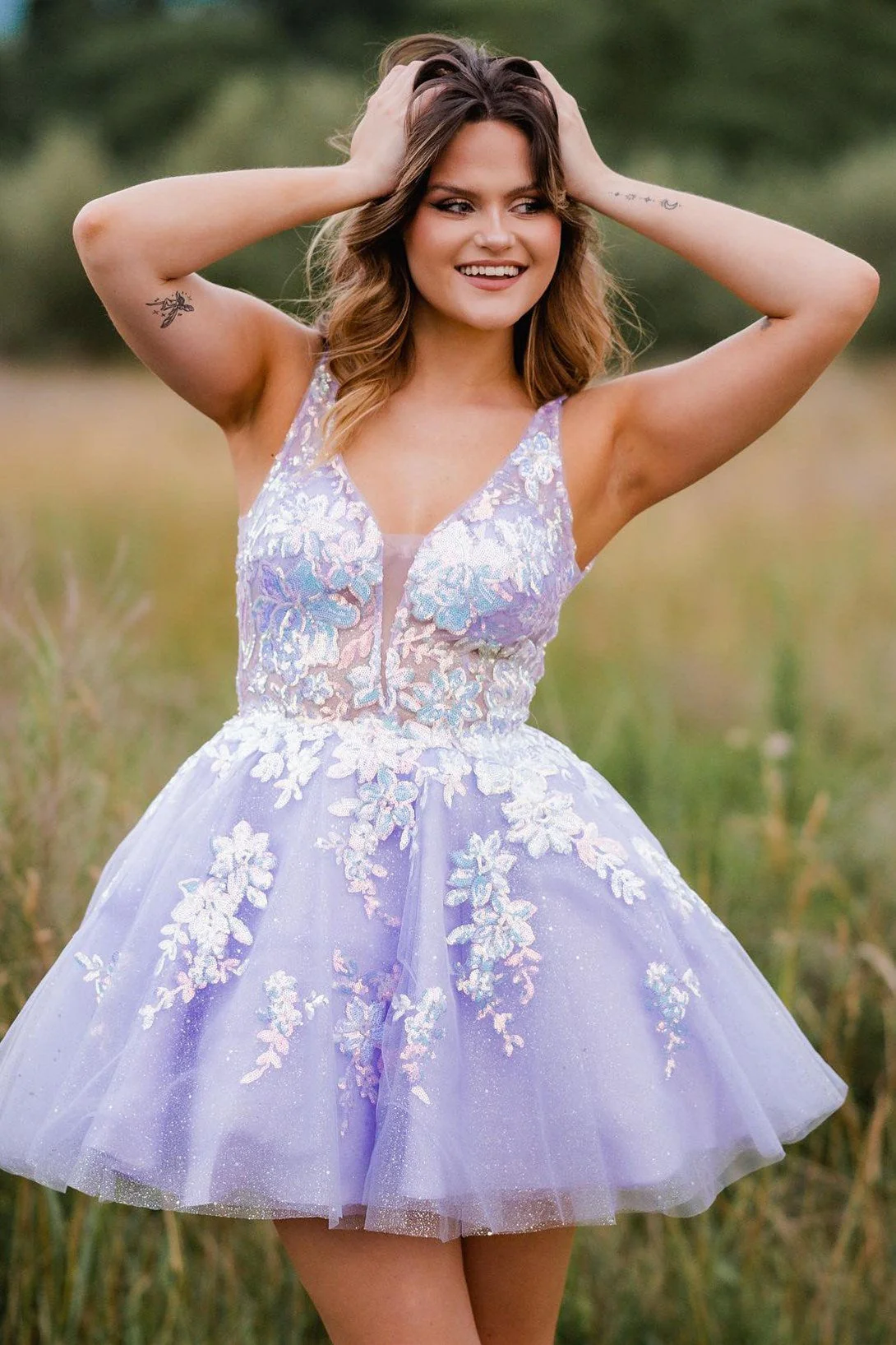 Tulle A-Line V-Neck Strapless Sequins Appliqued Short Homecoming Dress