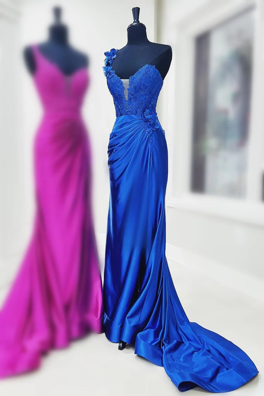 Two Tone One Shoulder Trumpet Sppliques With Train Prom Dress