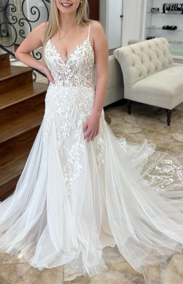 V-Neck Spaghetti Straps Lace Appliques With Tulle Train Wedding Dress