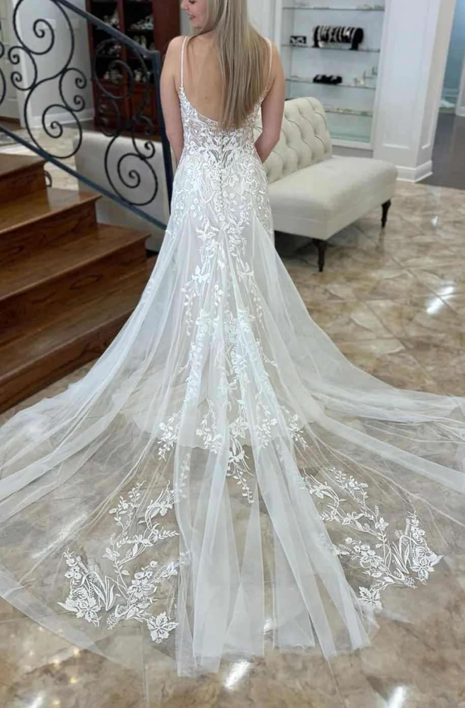 V-Neck Spaghetti Straps Lace Appliques With Tulle Train Wedding Dress