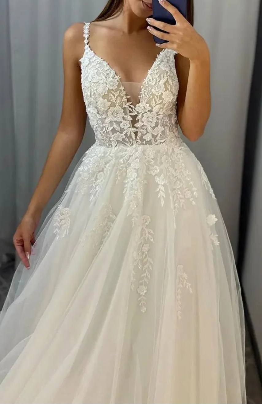 V-Neck Spaghetti Straps Tulle A-Line Lace Appliques Summer Wedding Dress