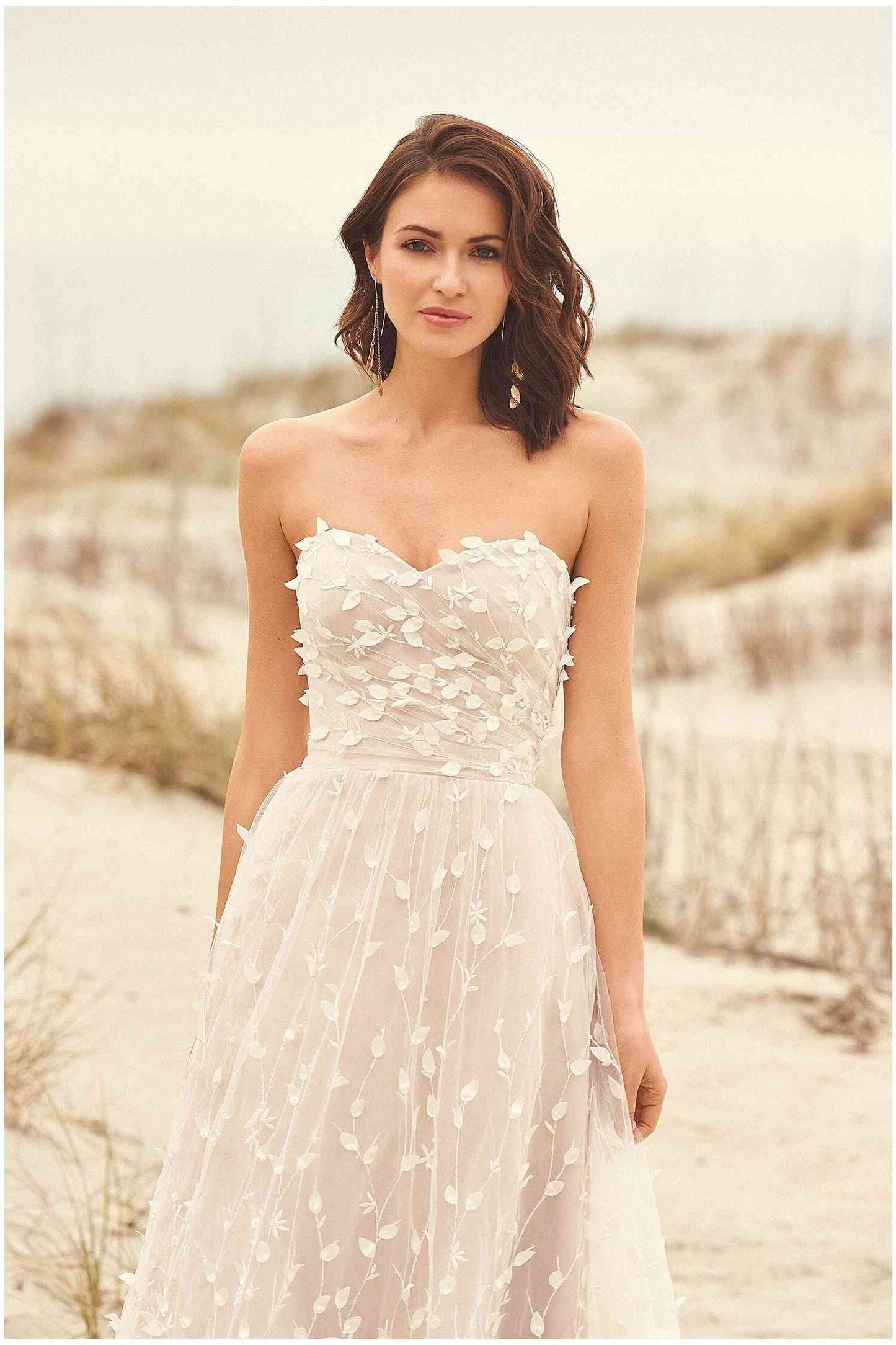 Elegant Tulle A-Line Sweetheart Strapless Beach Wedding Dress