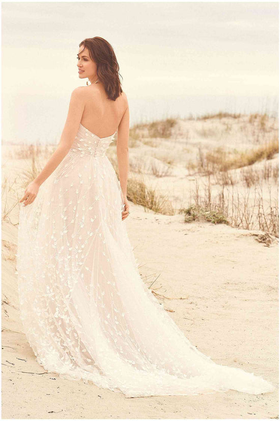 Elegant Tulle A-Line Sweetheart Strapless Beach Wedding Dress