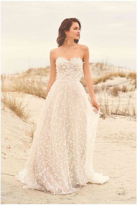 Elegant Tulle A-Line Sweetheart Strapless Beach Wedding Dress